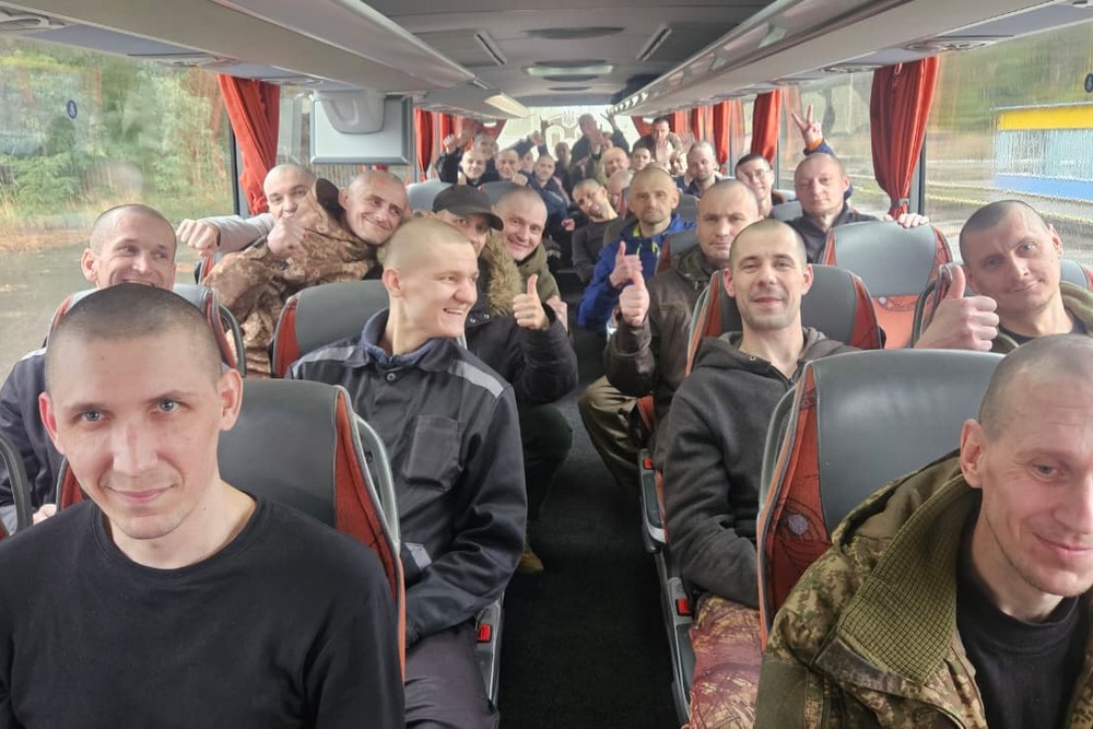 Відбувся обмін полоненими 2 жовтня: Україна повернула 185 військових і 20 цивільних (фото, відео)