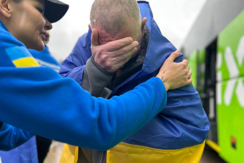 Відбувся обмін полоненими 2 жовтня: Україна повернула 185 військових і 20 цивільних (фото, відео)