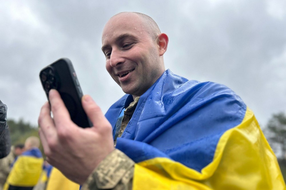 Відбувся обмін полоненими 2 жовтня: Україна повернула 185 військових і 20 цивільних (фото, відео)