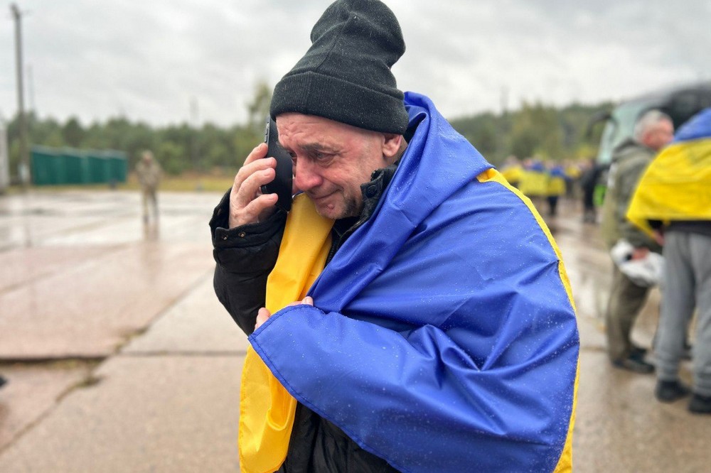 Відбувся обмін полоненими 2 жовтня: Україна повернула 185 військових і 20 цивільних (фото, відео) 1 Відбувся обмін полоненими 2 жовтня: Україна повернула 185 військових і 20 цивільних (фото, відео)