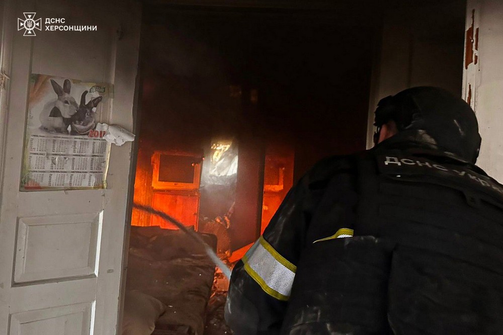 Під завалами обстріляних будинків опинилися люди: на Херсонщині є загибла, а серед поранених діти (фото)