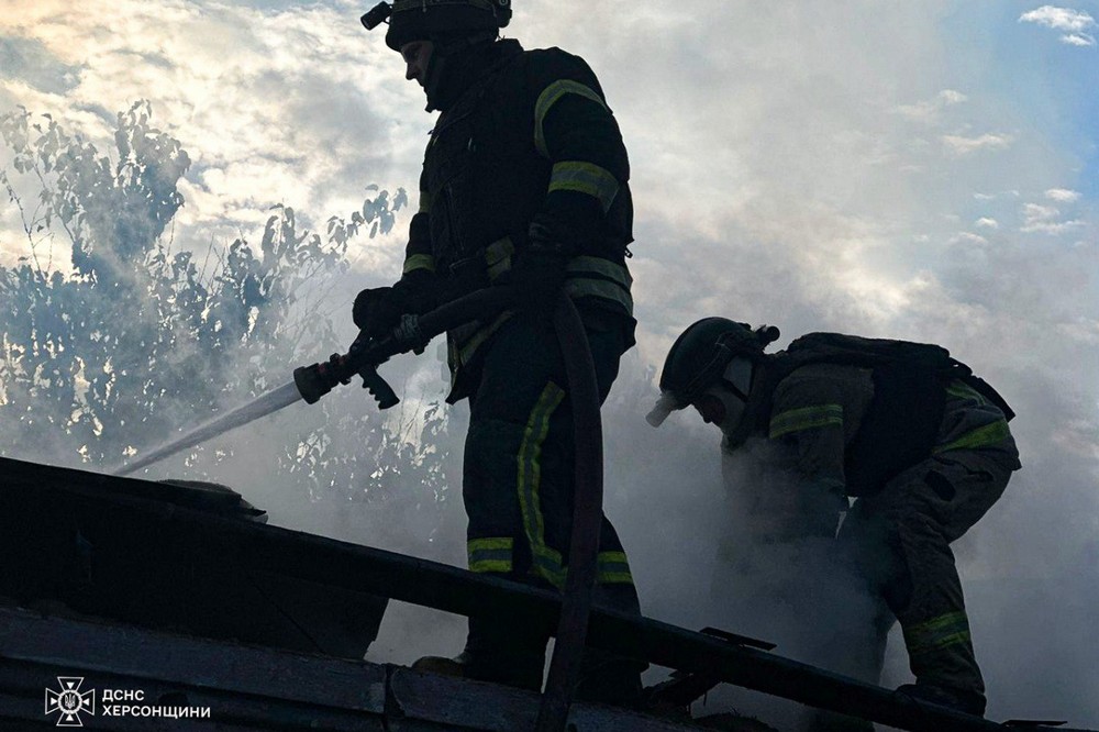 Під завалами обстріляних будинків опинилися люди: на Херсонщині є загибла, а серед поранених діти (фото)