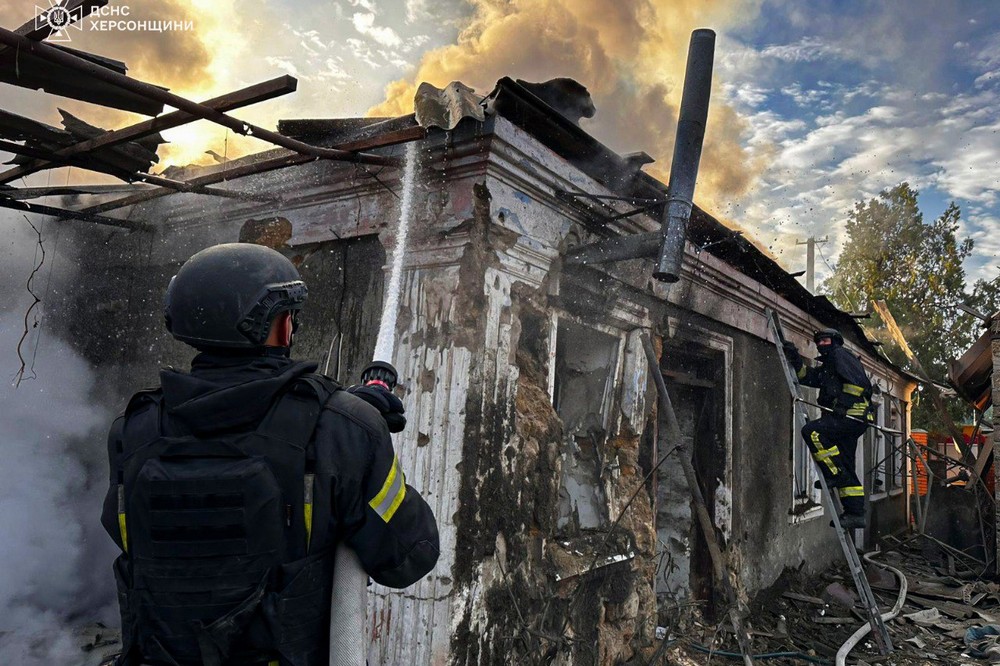 Під завалами обстріляних будинків опинилися люди: на Херсонщині є загибла, а серед поранених діти (фото)