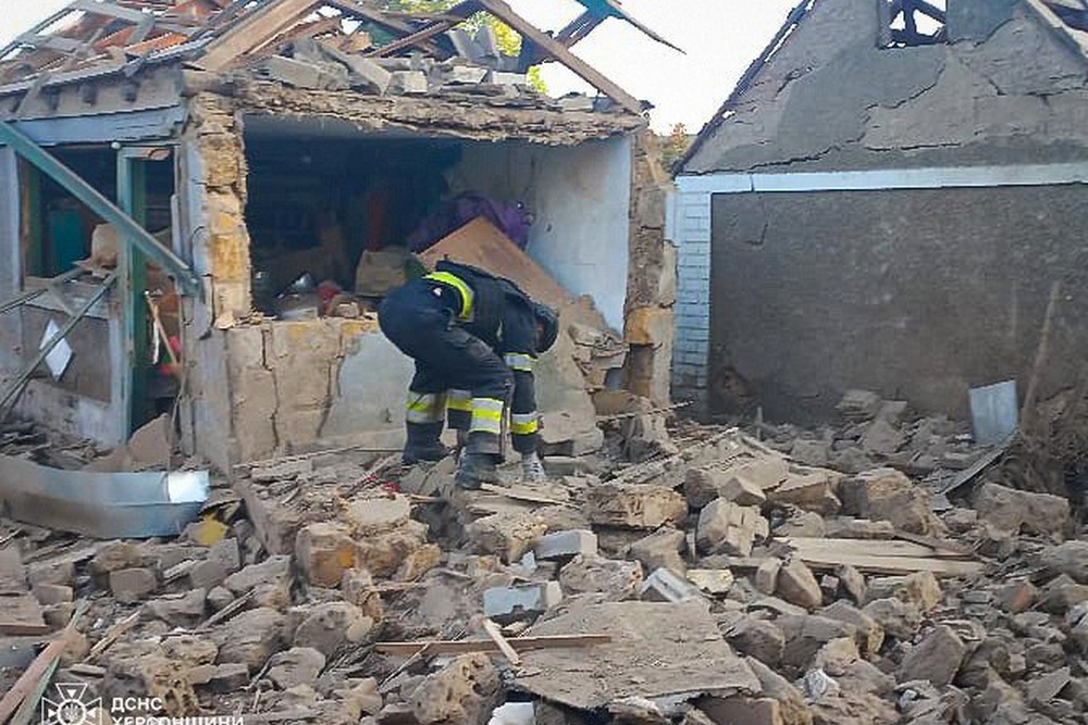 Під завалами обстріляних будинків опинилися люди: на Херсонщині є загибла, а серед поранених діти (фото)