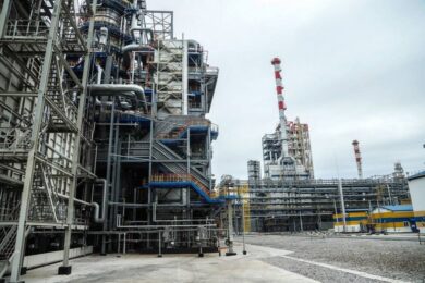 Українські дрони вперше уразили НПЗ за 2000 кілометрів, в Єкатеринбурзі евакуація, на  Бєлгородщині руйнування і загиблі (фото, відео)