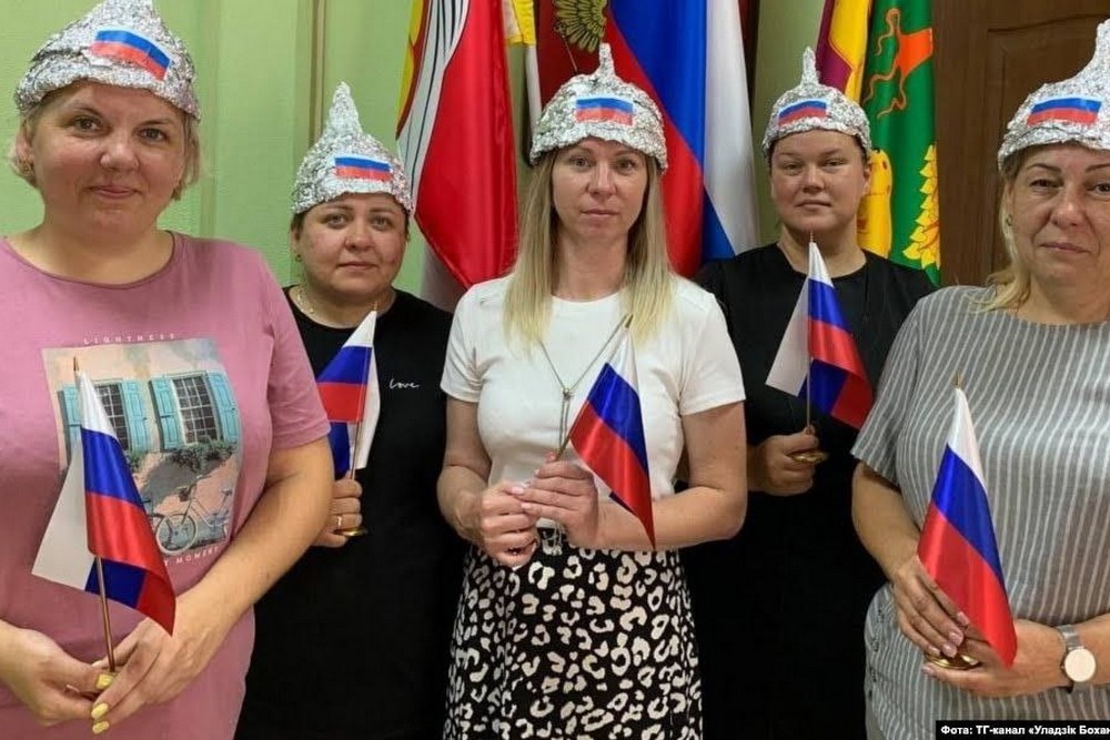 На росії та окупованому Донбасі вчителі «розстрілювали зрадників» дротиками, знімали це на відео і викладали у мережі. Думали, що виконують завдання влади, а виявилося, що – пранкера.