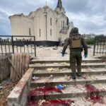 Матір малюка вбили минулого тижня: окупанти скинули бомбу на храм в Костянтинівці, на місці удару виявили загиблих, поранених і дворічного хлопчика… (фото, відео)