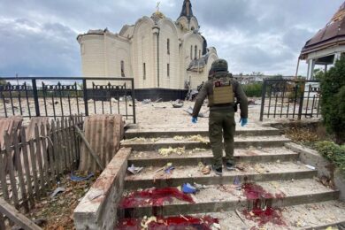 Матір малюка вбили минулого тижня: окупанти скинули бомбу на храм в Костянтинівці, на місці удару виявили загиблих, поранених і дворічного хлопчика… (фото, відео)