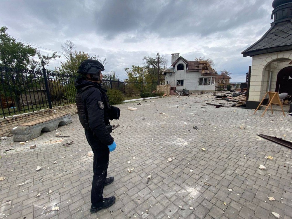 Матір малюка вбили минулого тижня: окупанти скинули бомбу на храм в Костянтинівці, на місці удару виявили загиблих, поранених і дворічного хлопчика…