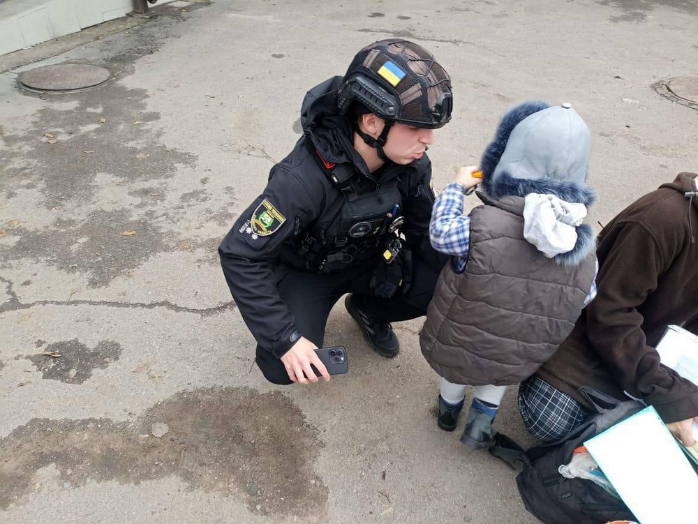 Матір малюка вбили минулого тижня: окупанти скинули бомбу на храм в Костянтинівці, на місці удару виявили загиблих, поранених і дворічного хлопчика…