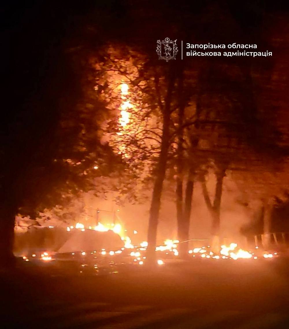 Є влучання в заклад освіти, виникли пожежі – ворог атакував Запоріжжя (відео)