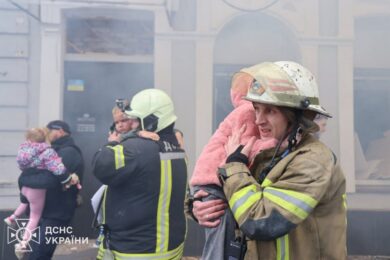 Удар по дитячому садочку у Харкові: є поранені і загиблий, попередньо діти не постраждали (відео)