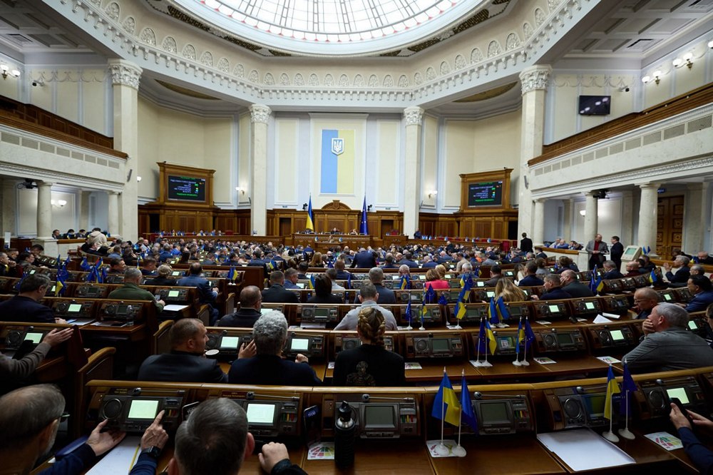 На парковках в Україні зʼявляться паркомісця для сімей з дітьми до 3 років — ВР проголосувала законопроєкт 