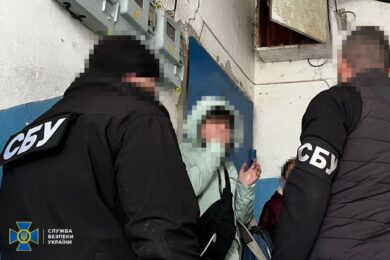 Під виглядом прибиральниці шпигувала в
