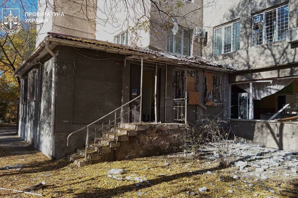 Серед поранених 9-річна дитина - окупанти вдарили по дитячій лікарні у Херсоні Серед поранених 9-річна дитина - окупанти вдарили по дитячій лікарні у Херсоні