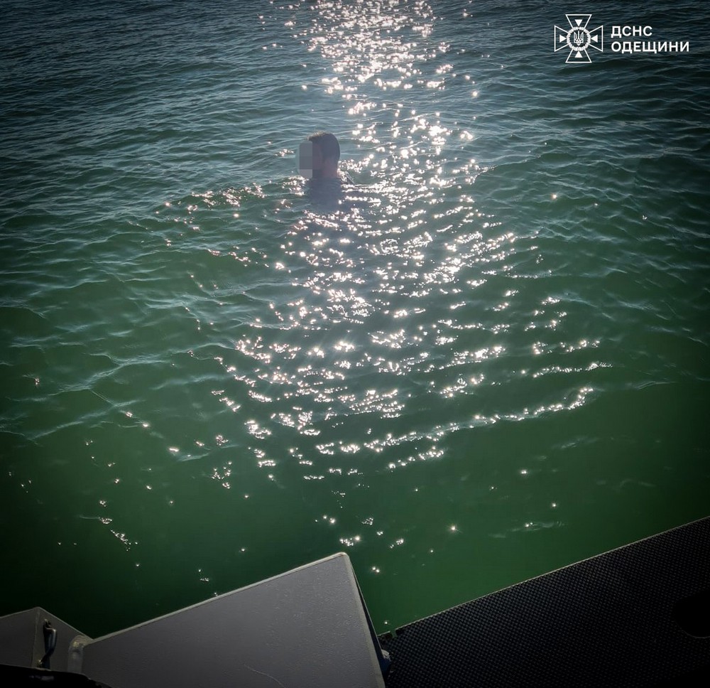 Вирішив скупатися в морі 31 жовтня: у Чорноморську водолази врятували чоловіка Вирішив скупатися в морі 31 жовтня: у Чорноморську водолази врятували чоловіка