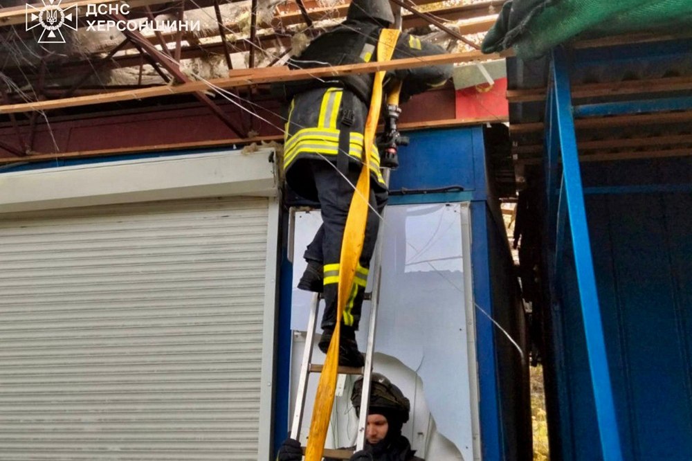 Двоє загиблих, багато поранених, горіли торгові павільйони - окупанти обстріляли Херсон з артилерії (фото) Двоє загиблих, багато поранених, горіли торгові павільйони - окупанти обстріляли Херсон з артилерії (фото)