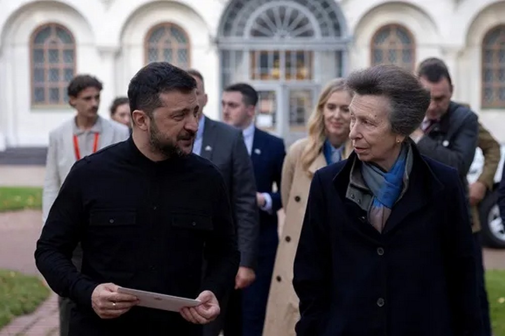 Україну таємно відвідала британська принцеса Анна: привезла іграшкового ведмедика своєї доньки (фото, відео)