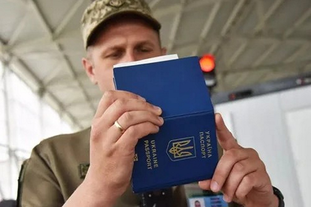 Чи дозволений виїзд за кордон чоловікам у віці 50-60 років – пояснення адвоката