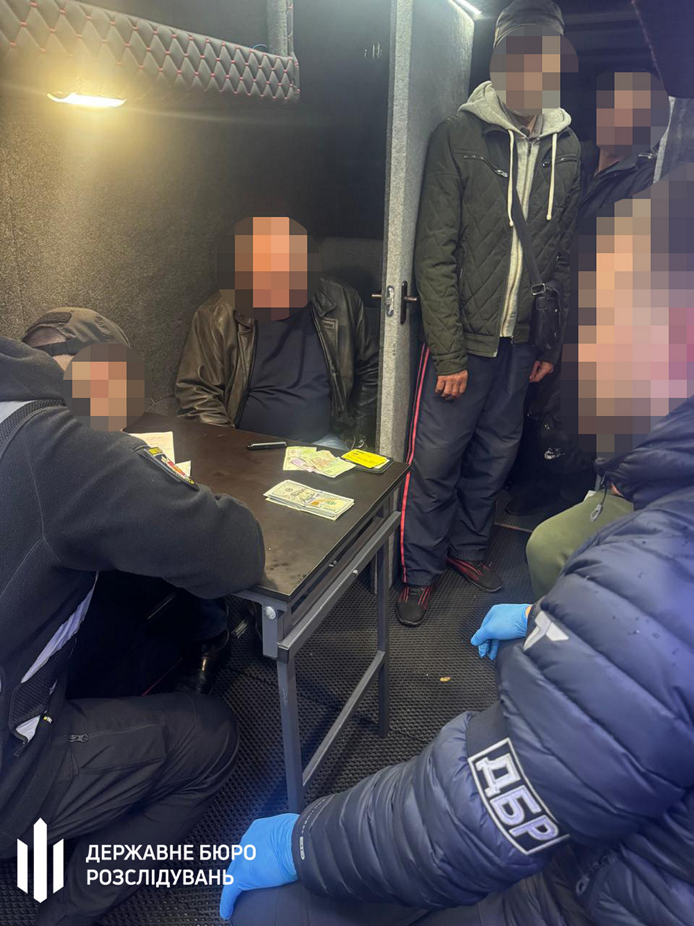 u zaporizhzhi zatrimali dvoh posadovciv tck yaki vimagali habar u veterana 5