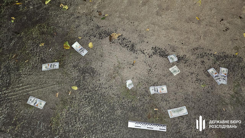 u zaporizhzhi zatrimali dvoh posadovciv tck yaki vimagali habar u veterana 7