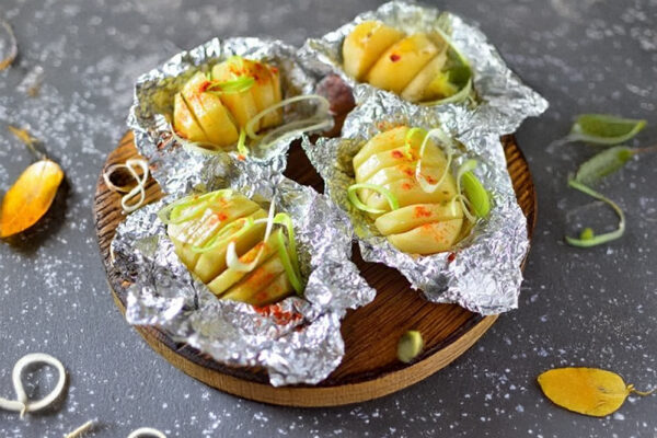 Рецепт дня: «Картопля з цибулею та салом у фользі» 3 Рецепт дня: «Картопля з цибулею та салом у фользі»