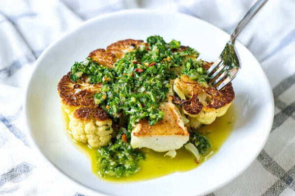 Рецепт дня: «Стейк з цвітної капусти під сирною скоринкою» 1 Стейк з цвітної капусти під сирною скоринкою