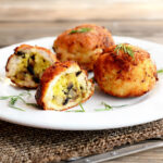 Рецепт дня: «Соковиті курячі «бомбочки» з начинкою»