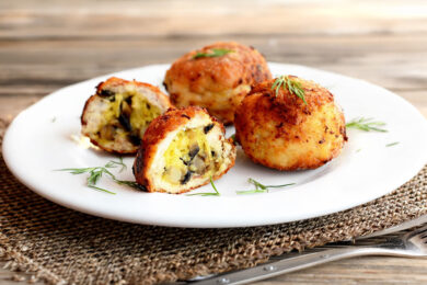 Рецепт дня: «Соковиті курячі «бомбочки» з начинкою»