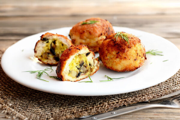 Рецепт дня: «Соковиті курячі «бомбочки» з начинкою»