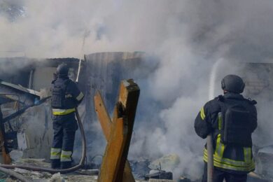 Окупанти вбили жінку та атакували рятувальниців, які гасили пожежу у Херсоні (фото)