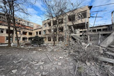 Дев’ять людей поранено, пошкоджено тролейбус, заклади освіти, 36 будинків – наслідки обстрілів Донеччини