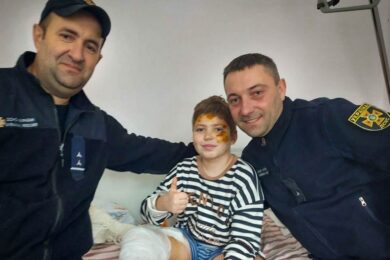 Після вибуху впав з 9 поверху на 7: у Тернополі рятувальники відвідали у лікарні хлопчика, якого змогли дістати живим з-під уламків (фото)