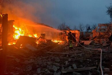 Є загиблий і поранені внаслідок авіаційного бомбардування села на Харківщині (фото)