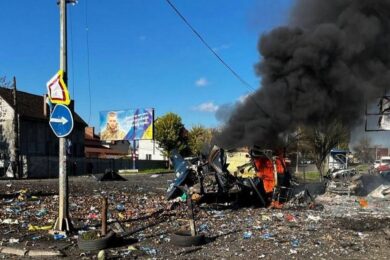 Відео моменту: ворожі дрони атакували ринок у Чорноморську – є загиблі і багато поранених