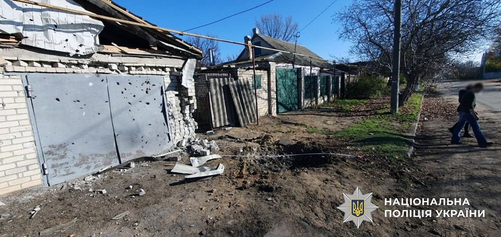 Один загиблий та вісім поранених, пошкоджені службові авто поліції, навчальні заклади, будинки - наслідки обстрілів Херсонщини (фото) Один загиблий та вісім поранених, пошкоджені службові авто поліції, навчальні заклади, будинки - наслідки обстрілів Херсонщини (фото)