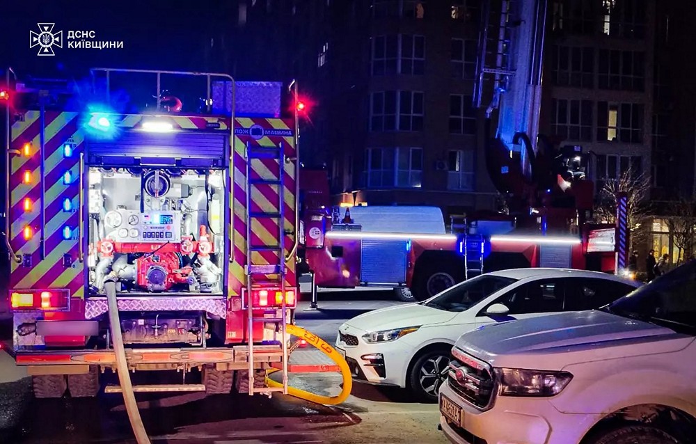 Cталась пожежа в багатоповерхівці на Київщині: з будинку евакуювали 150 осіб - фото