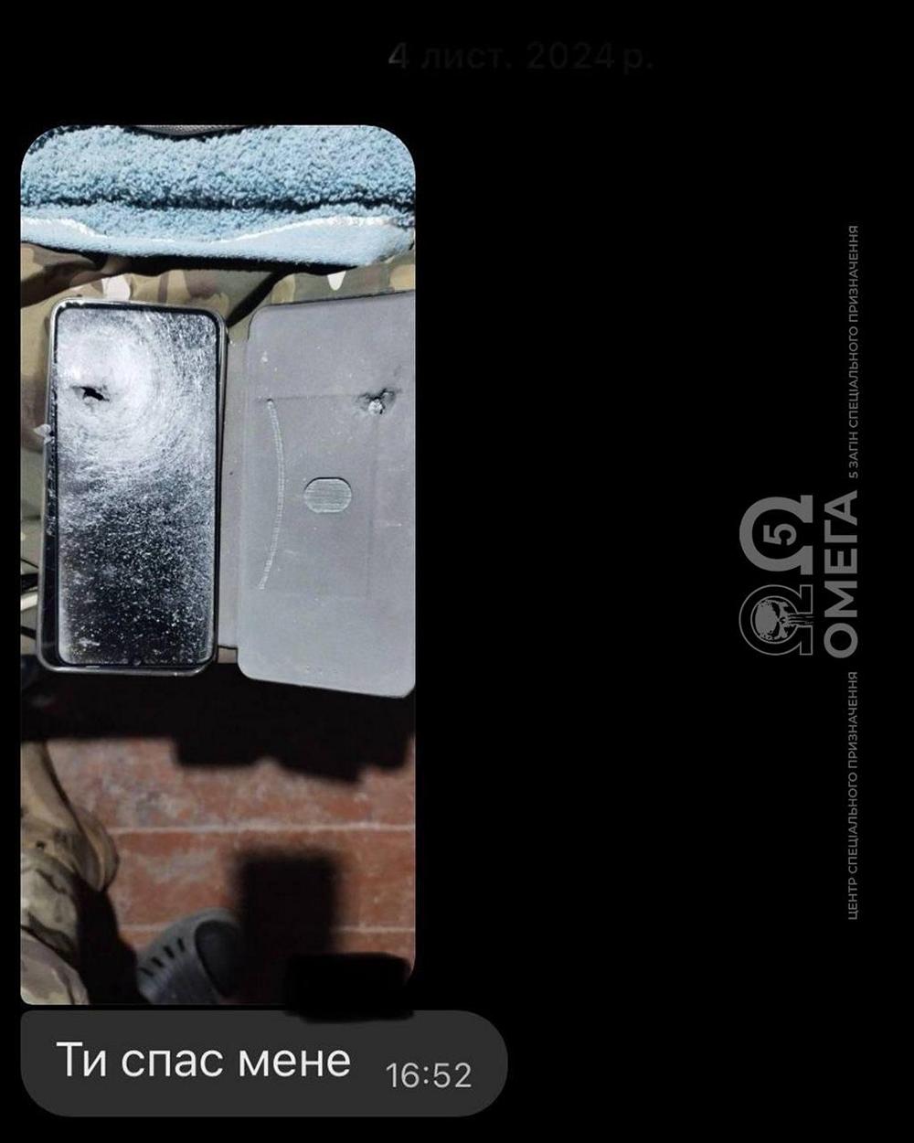 Уламок ледь не потрапив у серце - телефон побратима врятував бійця під час штурму Уламок ледь не потрапив у серце - телефон побратима врятував бійця під час штурму