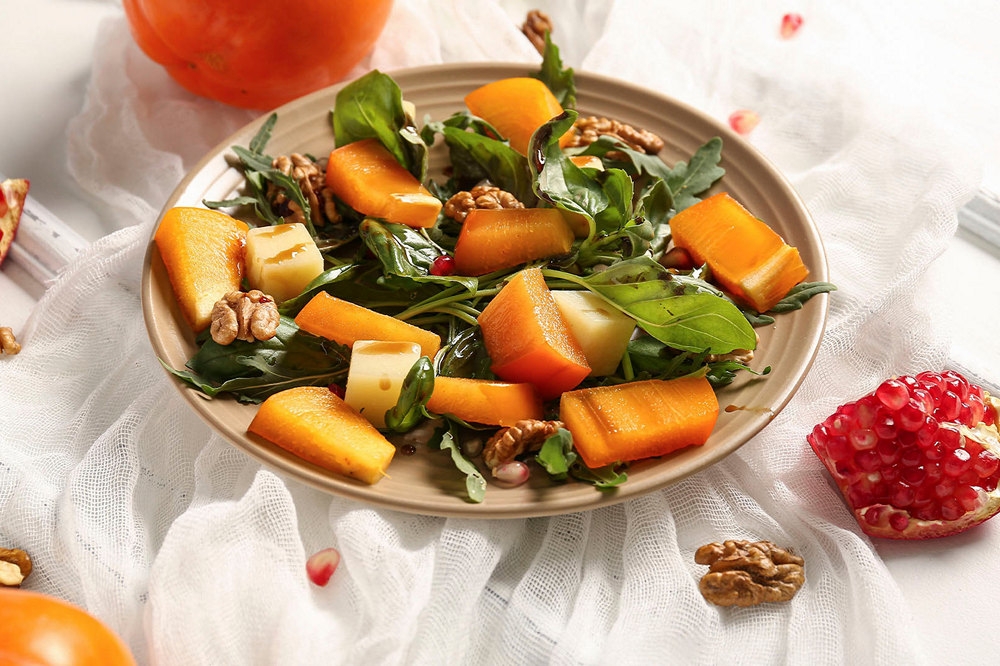 Рецепт дня: «Салат з хурмою та куркою з горіхами»