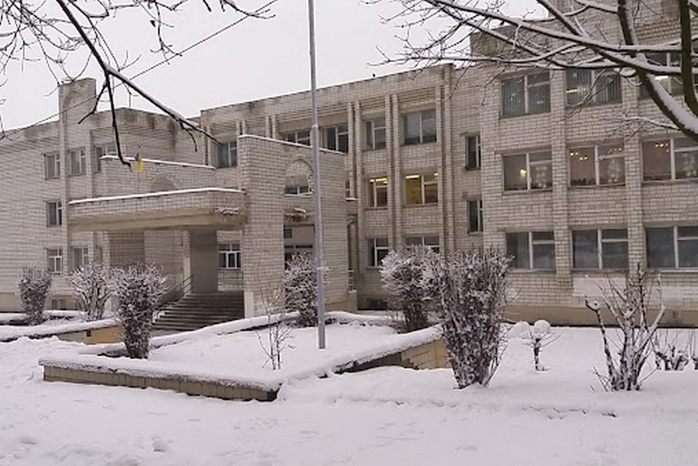 Батьки влаштували стрілянину на подвір’ї школи у Львові через сварку дітей 1 Батьки влаштували стрілянину на подвір’ї школи у Львові через сварку дітей. Резонансний інцидент стався сьогодні, 24 листопада, вранці.