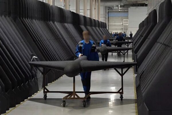 «Не вистачає рук» - РФ планує залучити тисячі працівників із КНДР для збирання «шахедів»