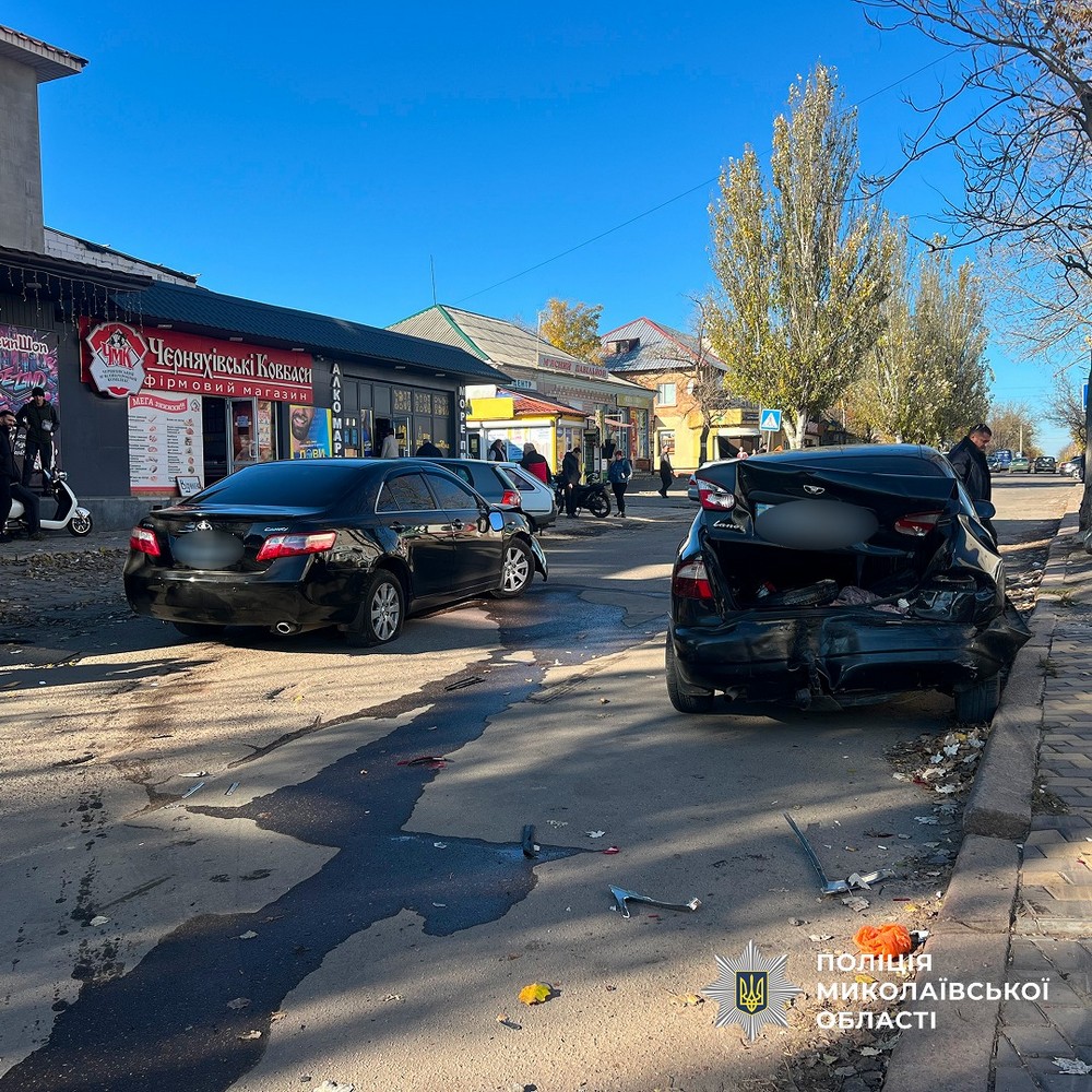 Внаслідок ДТП у Баштанці на Миколаївщині постраждали жінка і дитина. ЇХ збив на тротуарі п’яний водій. Внаслідок ДТП у Баштанці на Миколаївщині постраждали жінка і дитина. ЇХ збив на тротуарі п’яний водій.
