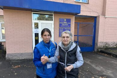 На тілі не було живого місця, але вона прошепотіла номер паспорта і коду: історія порятунку пані Ольги з Костянтинівки (фото)