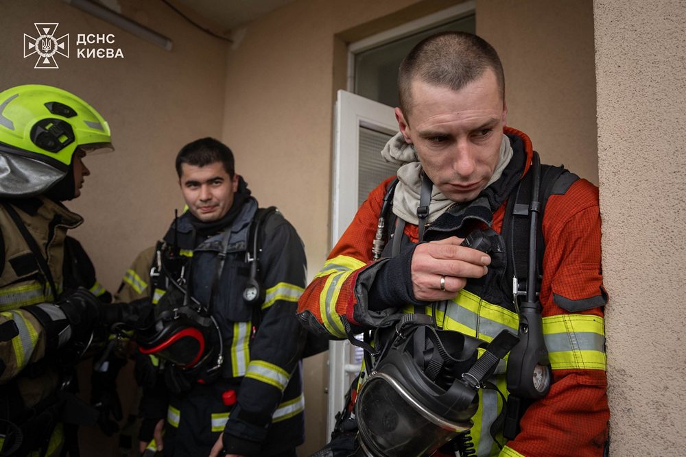 Могла вибухнути зарядна станція - у центрі Києва спалахнула пожежа у квартирі багатоповерхівки (фото)
