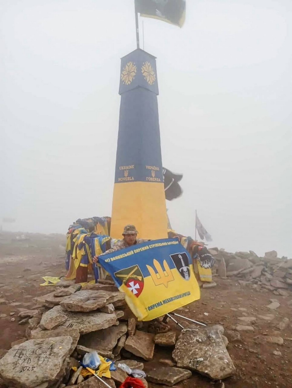 Підкорив Говерлу на протезах український Захисник і батько полеглого Героя (фото) 5Підкорив Говерлу на протезах український Захисник і батько полеглого Героя (фото)