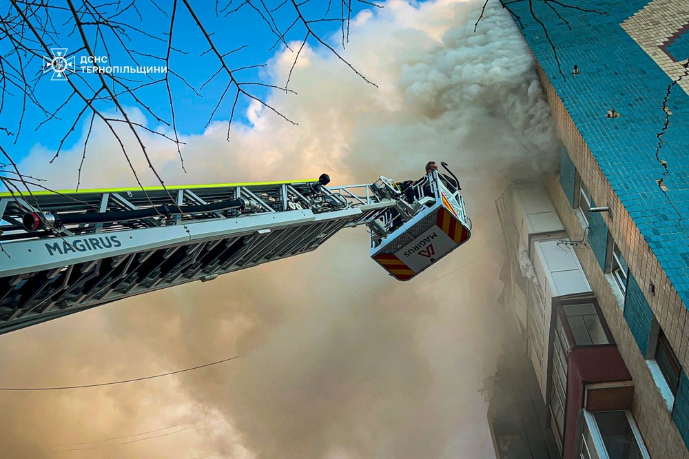 Після вибуху впав з 9 поверху на 7: у Тернополі рятувальники відвідали у лікарні хлопчика, якого змогли дістати живим з-під уламків (фото)