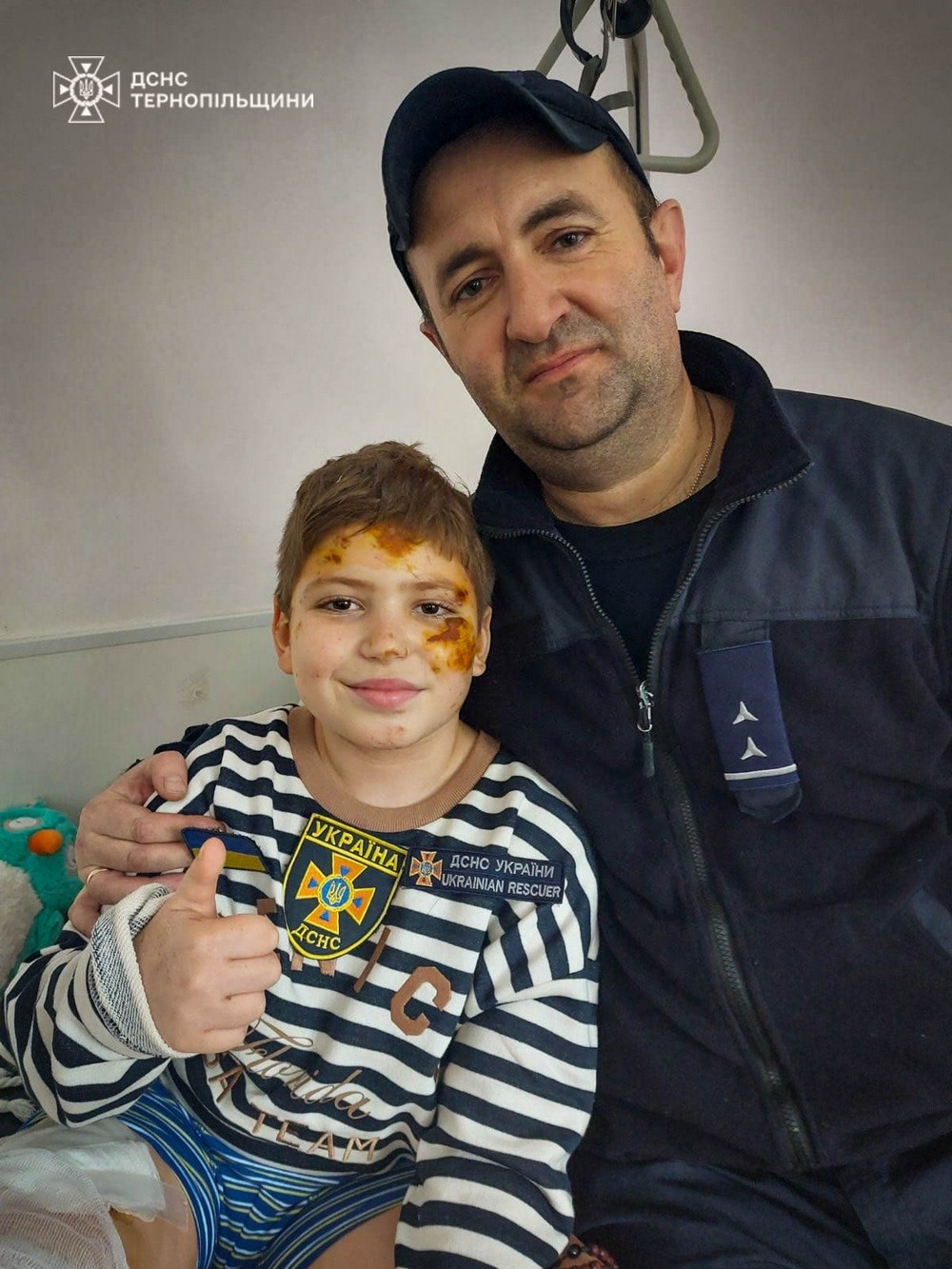 Після вибуху впав з 9 поверху на 7: у Тернополі рятувальники відвідали у лікарні хлопчика, якого змогли дістати живим з-під уламків (фото)