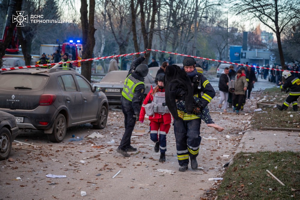 Після вибуху впав з 9 поверху на 7: у Тернополі рятувальники відвідали у лікарні хлопчика, якого змогли дістати живим з-під уламків (фото)