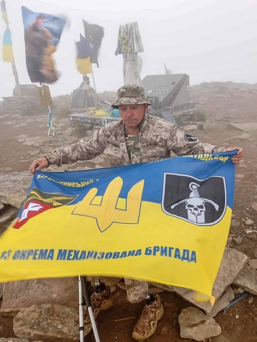 Підкорив Говерлу на протезах український Захисник і батько полеглого Героя (фото) Підкорив Говерлу на протезах український Захисник і батько полеглого Героя (фото)