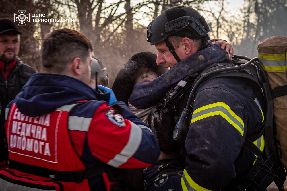 Після вибуху впав з 9 поверху на 7: у Тернополі рятувальники відвідали у лікарні хлопчика, якого змогли дістати живим з-під уламків (фото)